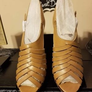 Leather sz 11 brand new Adrienne Vittadini cage heels in Tan!